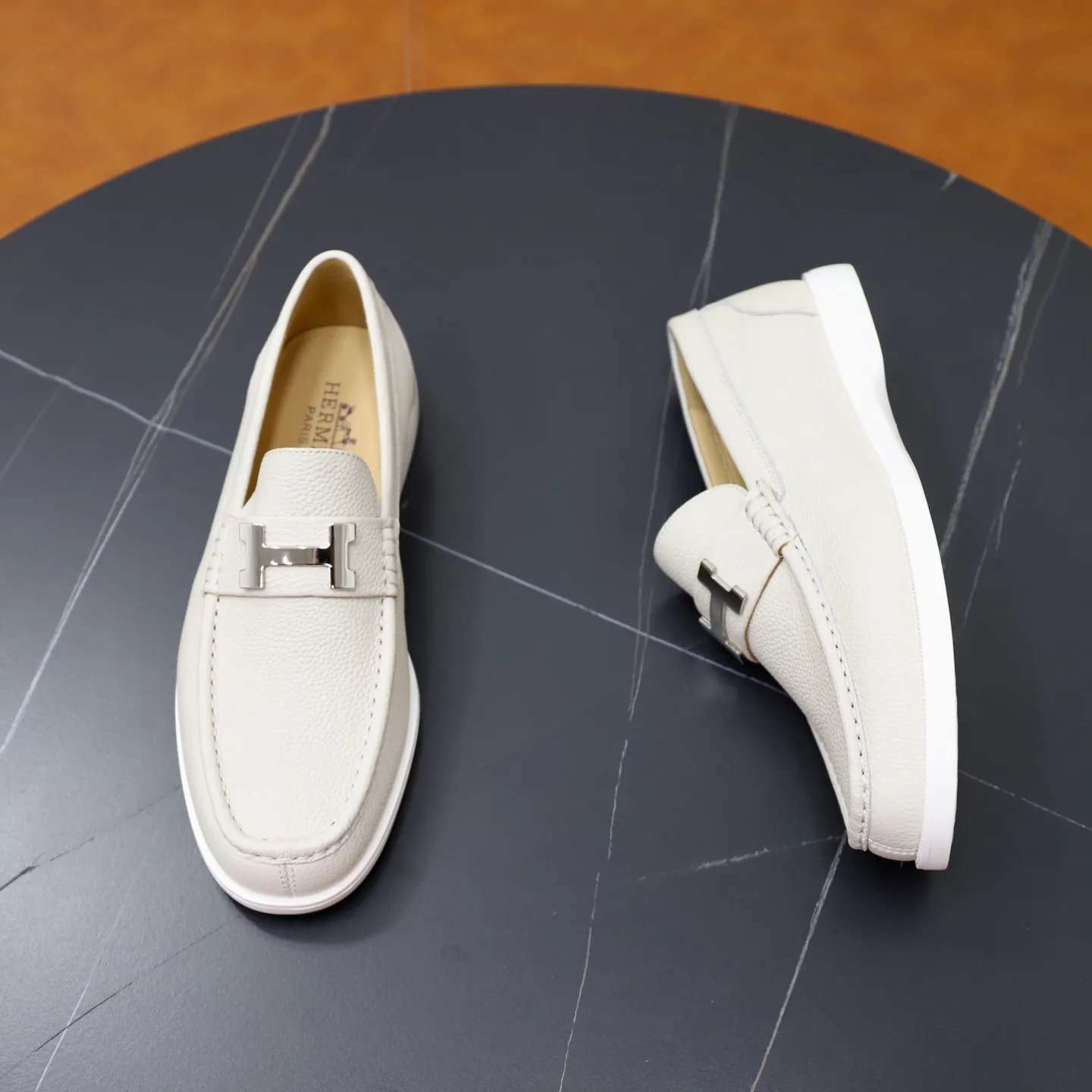 Ex-factory price: 560💰Hermès/Hermès slip-on men's shoes. This shoe is made of imported pebbled cowhide. It has simple and smooth lines and is combined with aerodynamically designed 3CM rubber foam ultra-light soles! Youthful and fashionable, classic H-shaped hardware buckle decoration, calf lining gently wraps the feet, with logo cowhide feet, casual and urban style, highlighting youthful vitality, sports and leisure version, super versatile, code number: 38-39-40-41-42-43-44 standard leather shoe size (45 can be customized but does not support returns)